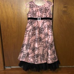 PRE-OWNED GIRLS DRESS SIZE 4. IN EXCELLENT CONDITION. WORN ONCE SMOKE FREE HOME